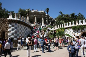 Gaudis Parc Güell i Barcelona är mycket livligare i verkligheten än på film.