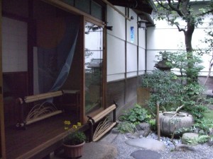 Innergård i machiya som tillför ventilation och ljus. (Foto: hyamaoka)